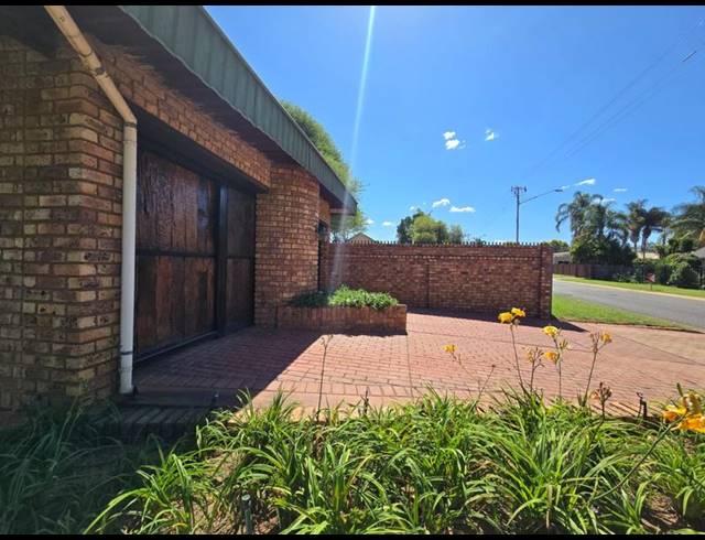 7 BEDROOM HOUSE FOR SALE IN DORANDIA